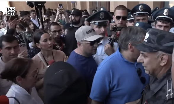 Երկու խմբակցությունների պատգամավորները մուտք են գործում ԵՊՀ (տեսանյութ)